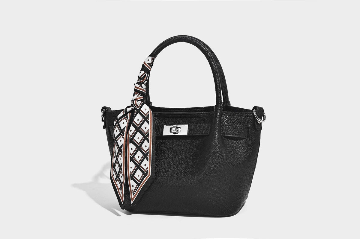 Kleine strukturierte Henkeltasche aus genarbtem Material in Taupe mit zwei Henkeln, bedrucktem Schalband, vorderem Drehverschluss und, Detail