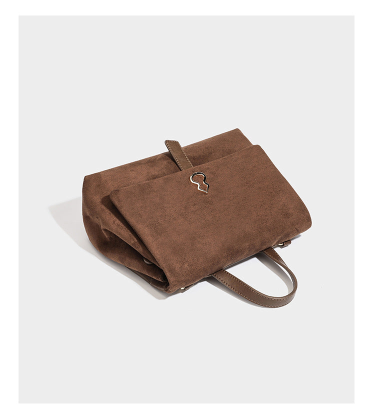 Formstabile Satchel-Tasche mit mattem Veloursleder-Finish, Überschlag, goldfarbenen Emblem-Beschlägen, kurzem Tragegriff und verstellbarem Crossbody-Riemen
