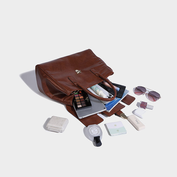 Strukturierte Henkeltasche im Shopper-Stil aus glänzender Lederoptik mit Überschlag, Mittelriemen, goldfarbenem Drehverschluss und zwei Henkeln