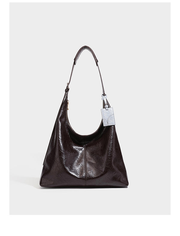 Große dunkelbraune, glänzende, geknautschte Hobo-Schultertasche mit Reißverschluss, goldfarbenen Beschlägen, verstellbarem Riemen und hellblauem