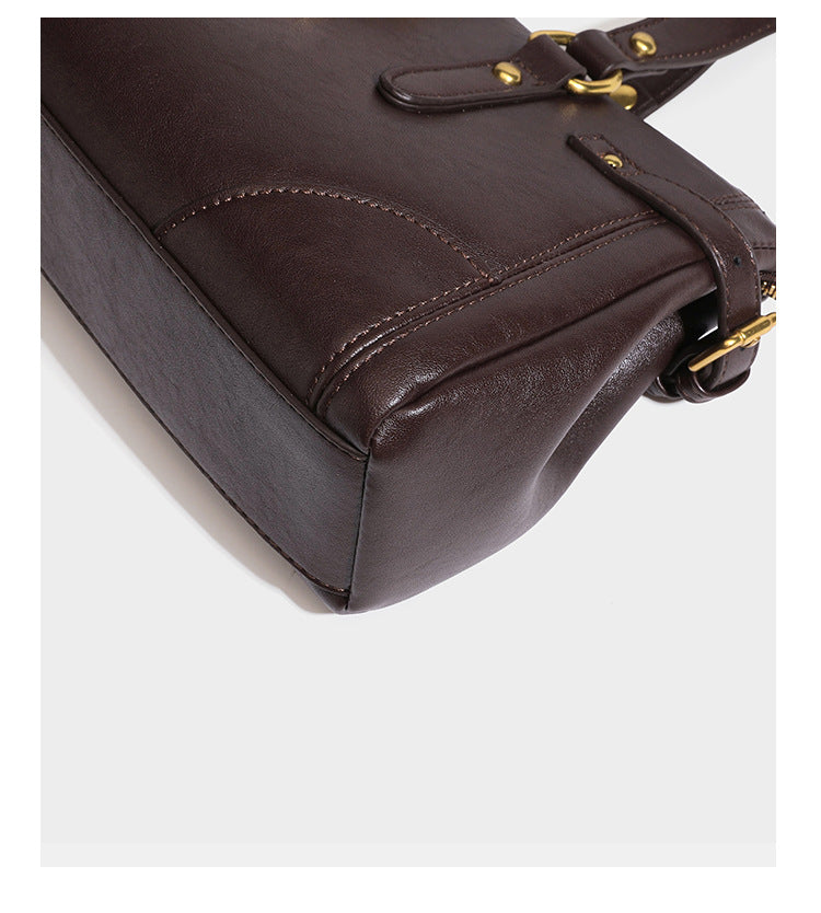 Strukturierte dunkelbraune Satchel-Tote in Lederoptik mit Ringverschluss in Antikgold-Optik, zwei Henkeln und seitlichem Riemen mit Schnalle