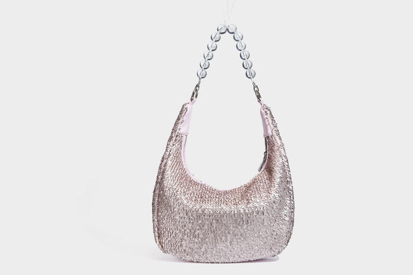 Kleine sichelförmige Schultertasche mit vollständig mit silberfarbenen Pailletten besetzter Außenseite, transparentem Henkel aus kugelförmigen Perlen und Reißverschluss in Silberoptik