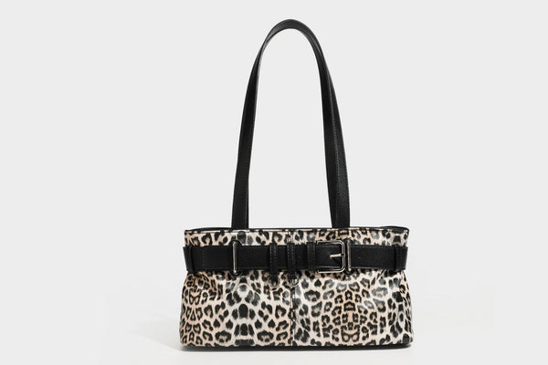Strukturierte Schultertasche mit Leopardenmuster, Gürtelverschluss-Detail, zwei langen Riemen und silberfarbenen Metallbeschlägen, Detailansicht