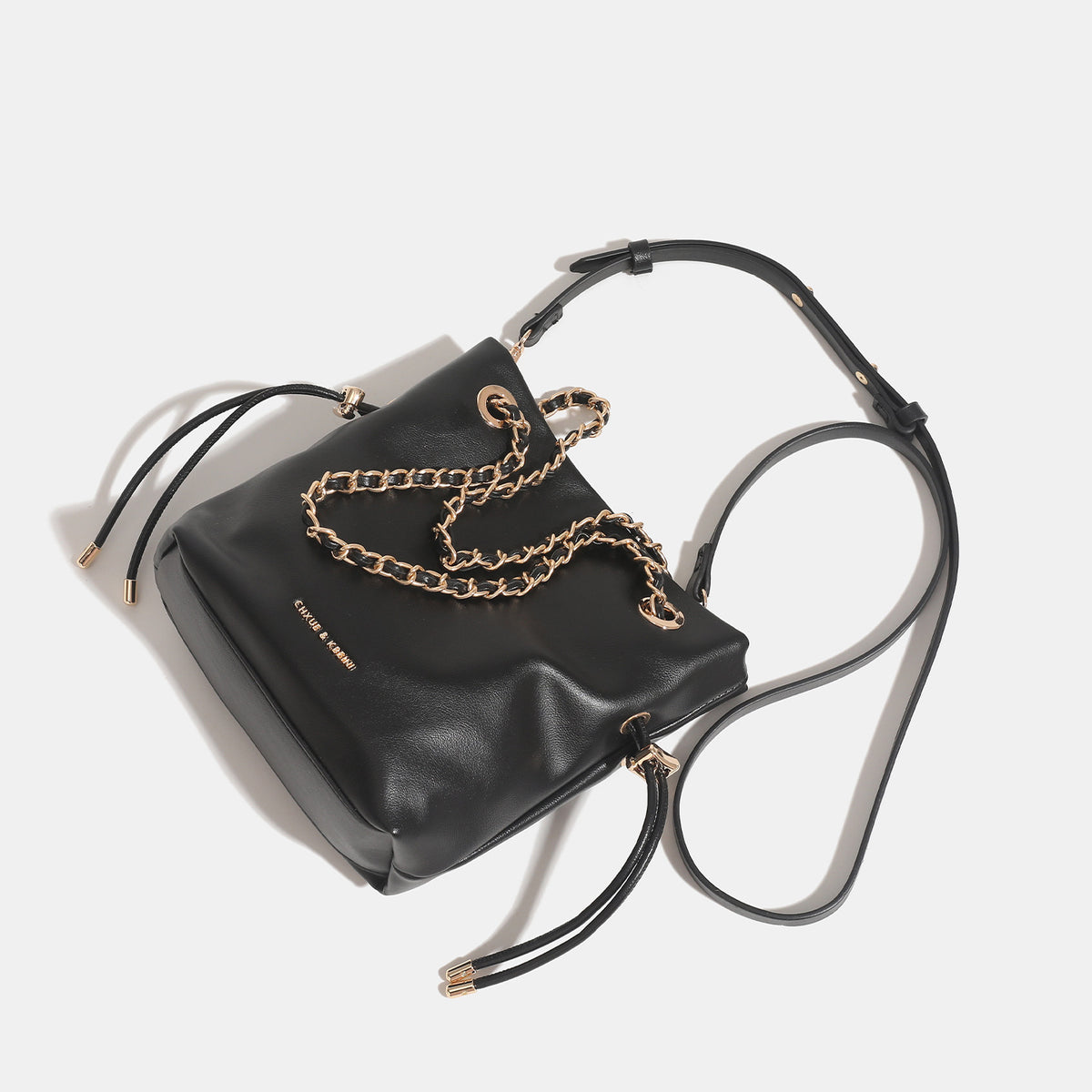 Glatte Bucket-Bag in Lederoptik mit Kettenhenkeln und seitlichen Kordelzügen, Detailansicht 4