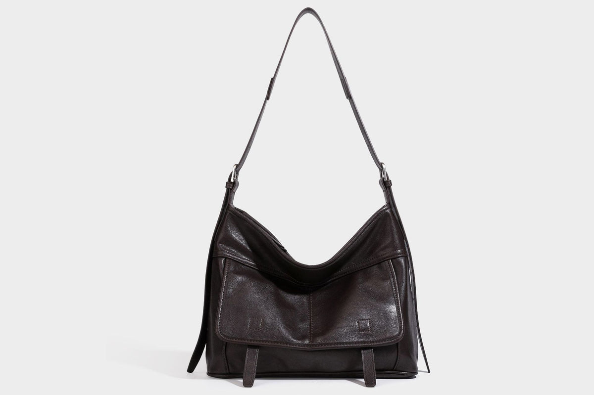 Weich fallende, geräumige Schulter- und Crossbody-Tasche in Lederoptik mit vorderer Klappentasche, Reißverschluss oben und langem verstellbarem Riemen