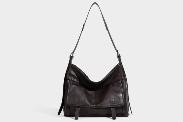 Weich fallende, geräumige Schulter- und Crossbody-Tasche in Lederoptik mit vorderer Klappentasche, Reißverschluss oben und langem verstellbarem Riemen