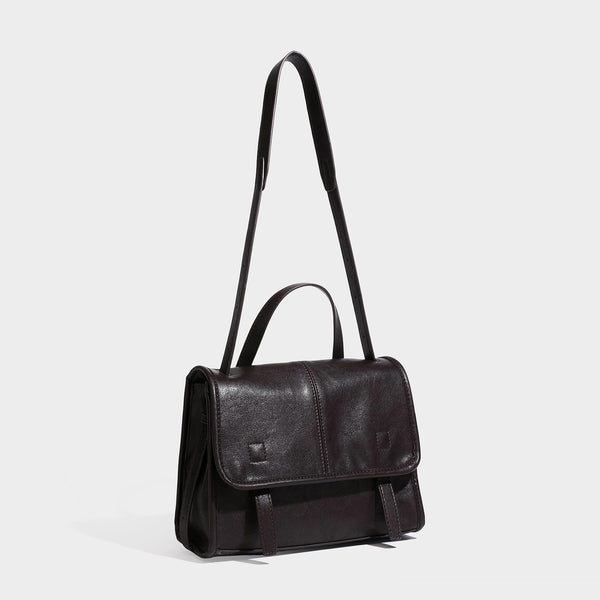 Strukturierte Satchel-Tasche mit Überschlag in dunkelbrauner, glänzender Lederoptik, kurzem Tragegriff und langem verstellbarem Schulter