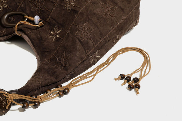 Dunkelbraune bestickte Hobo-Shopper-Tasche mit perlenverziertem Schulterriemen in Lederoptik, verknoteten Quastenbändern und ovalen Ringbeschlägen
