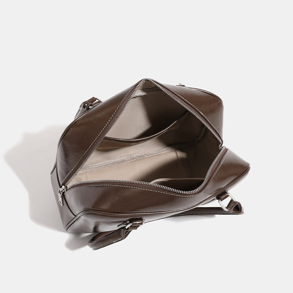Große glänzende Boston-Tasche in Kunstlederoptik mit zwei Tragegriffen, Sternapplikation auf der Vorderseite und abnehmbarem Baseball-Anhänger-Set, Detailansicht