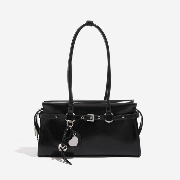 Glänzende, strukturierte rechteckige Schultertasche mit zwei Trägern, vorderem Riemen mit Dornschließe, Herzanhänger und silberfarbenem