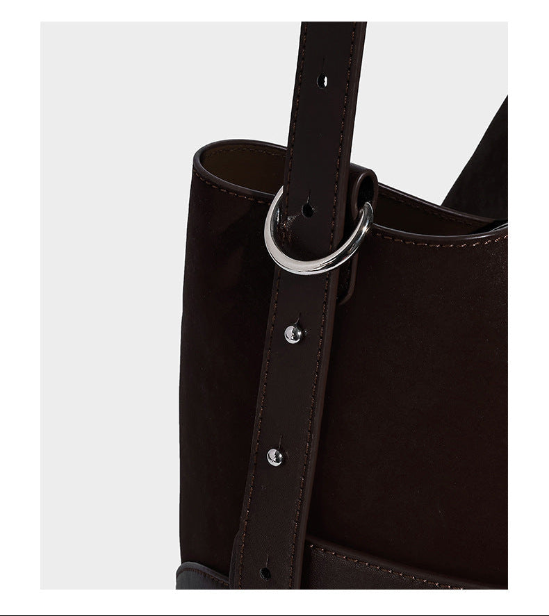 Hohe, matte Beuteltasche mit Veloursleder-Haptik, Band in Lederoptik, silberfarbenen Beschlägen und abnehmbarer Reißverschlusstasche, Detailansicht 13