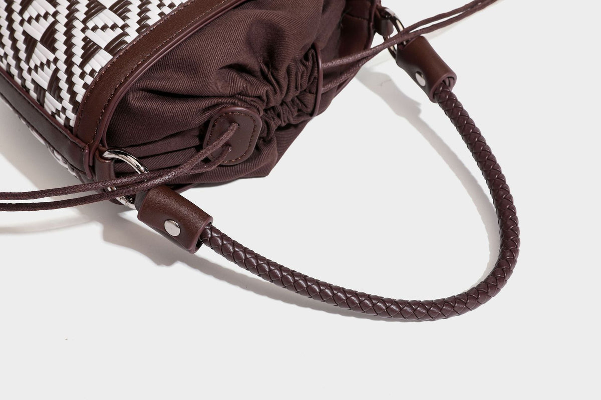 Kleine gewebte Beuteltasche mit geflochtenem Griff in Lederoptik und Kordelzugverschluss, zweifarbiges Muster in Braun und Weiß