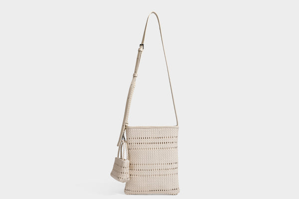 Kleine rechteckige Crossbody-Tasche aus offen geflochtenem Material mit passendem Mini-Täschchen und verstellbarem schmalem Riemen, Detailansicht 31