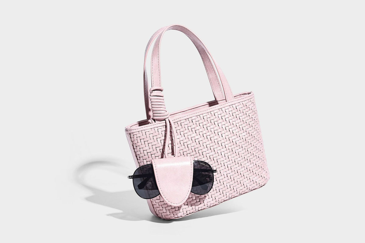 Kleine, formstabile Tote-Bag in gewebter Lederoptik mit geknoteten Henkeln, abnehmbarem Schulterriemen und einem hängenden Mini-Täschchen an der Vorderseite