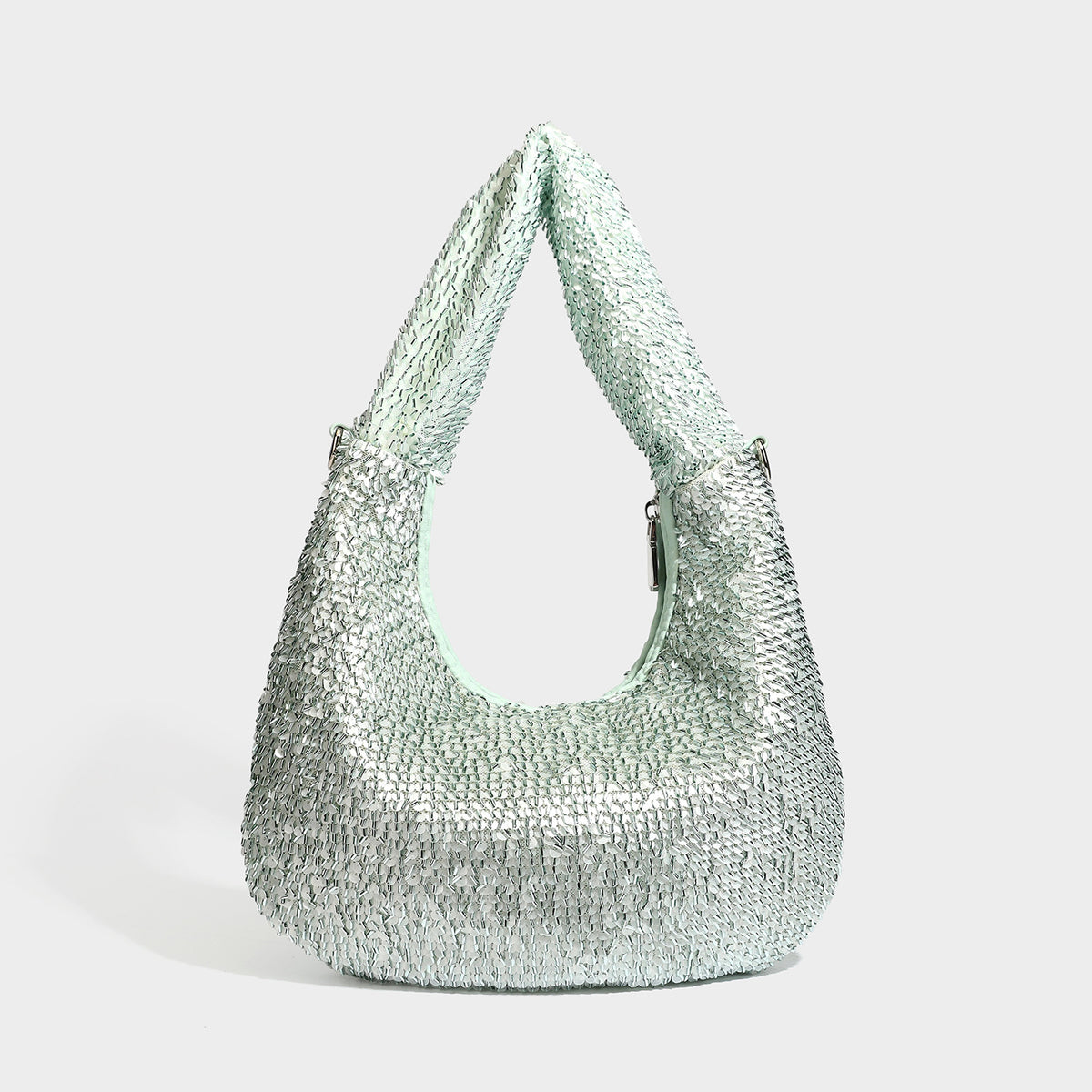 Weich fallende, tropfenförmige Hobo-Schultertasche mit durchgehendem Metallic-Paillettenbesatz und Details in Silberoptik, Detailansicht 8