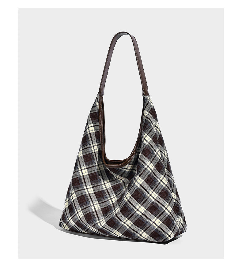 Lässige Hobo-Schultertasche in dunkelbraunem, cremefarbenem und grauem Karomuster mit dunkelbraunen Details in Lederoptik und einem langen Schulterriemen