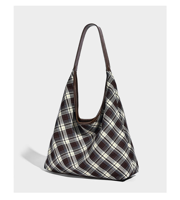 Lässige Hobo-Schultertasche in dunkelbraunem, cremefarbenem und grauem Karomuster mit dunkelbraunen Details in Lederoptik und einem langen Schulterriemen
