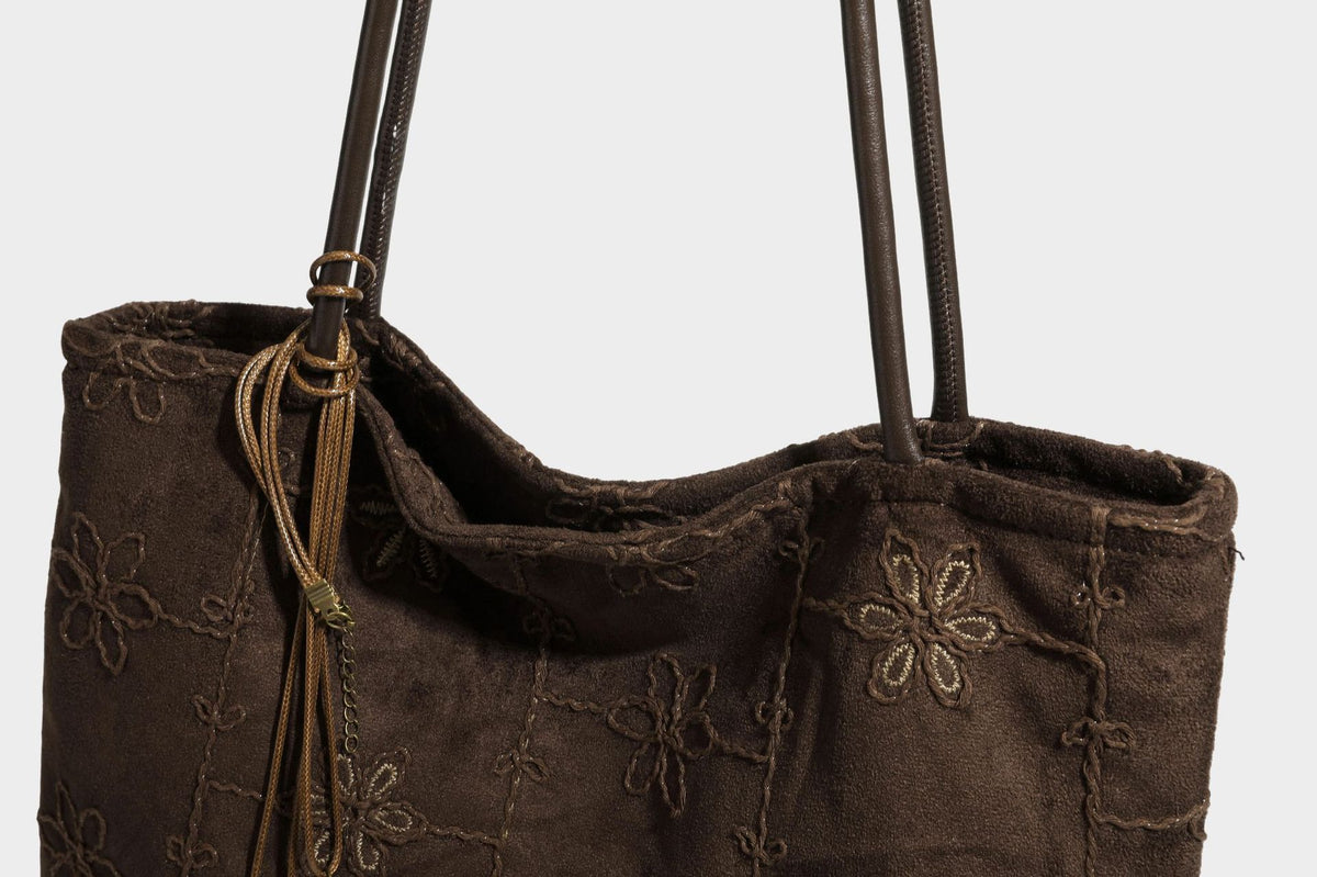 Große, weich fallende Tote-Bag in Dunkelbraun und Wildlederoptik mit Ton-in-Ton-Blumenstickerei im Gittermuster und schmalen Trägern in Lederoptik