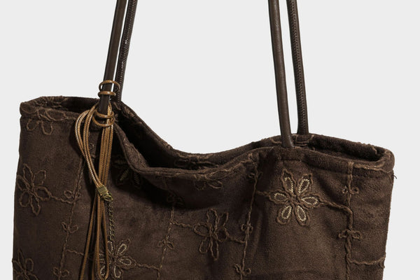 Große, weich fallende Tote-Bag in Dunkelbraun und Wildlederoptik mit Ton-in-Ton-Blumenstickerei im Gittermuster und schmalen Trägern in Lederoptik