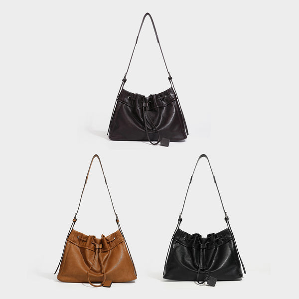 Lässig fallende Beuteltasche mit Kordelzug aus dunkelbrauner Espresso-Kunstleder-Optik, verstellbarem Riemen und Beschlägen mit Metallringen