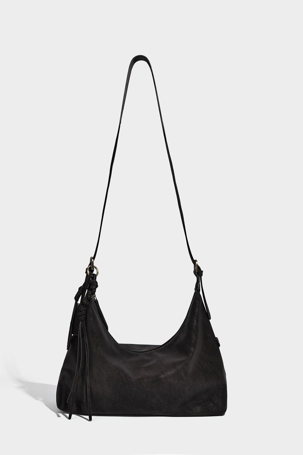 Lässig fallende Hobo-Schultertasche mit matter Oberfläche, Quastenbesatz und goldfarbenen Metallbeschlägen, Detailansicht 31