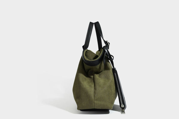 Weich fallender olivgrüner Shopper in Canvas-Optik mit Henkeln in schwarzer Lederoptik, abnehmbarem Reißverschlusstäschchen und silberfarbenen Beschlägen