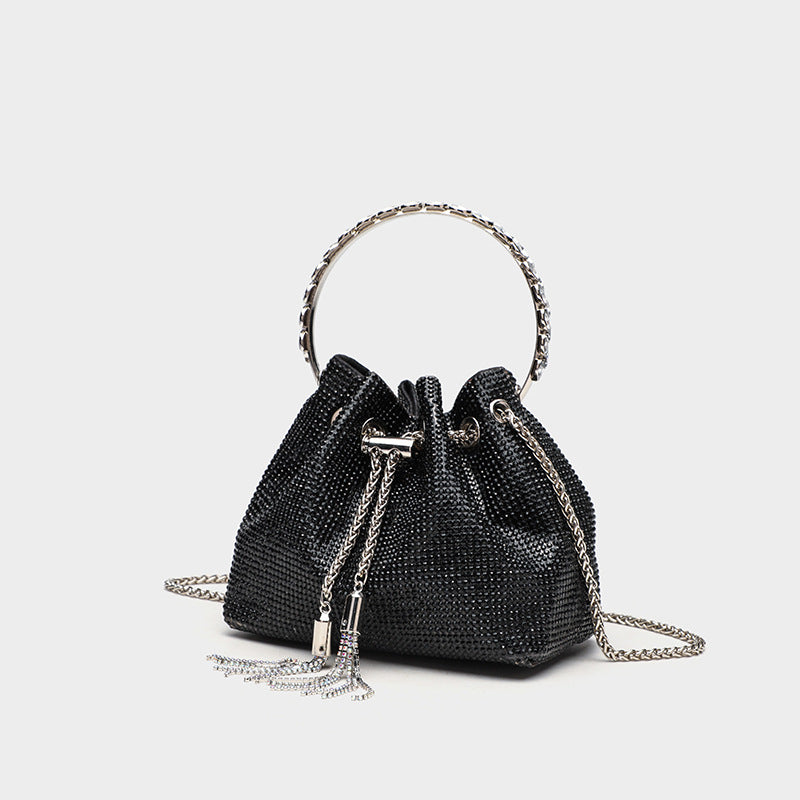 Kleine Beuteltasche mit Kordelzug, vollständig mit Strasssteinen besetzt, Schmuckstein-verziertem Ringgriff und silberfarbener Schulterkette, Detailansicht 3