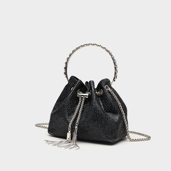 Kleine Beuteltasche mit Kordelzug, vollständig mit Strasssteinen besetzt, Schmuckstein-verziertem Ringgriff und silberfarbener Schulterkette, Detailansicht 3