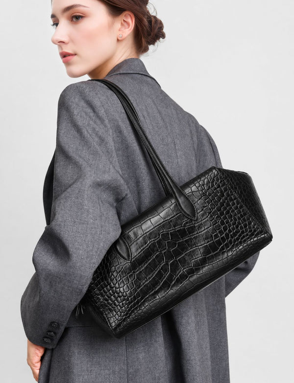 Schwarze glänzende Schultertasche in Trapezform mit Krokoprägung, zwei abgerundeten Riemen und Reißverschluss, Detailansicht 11