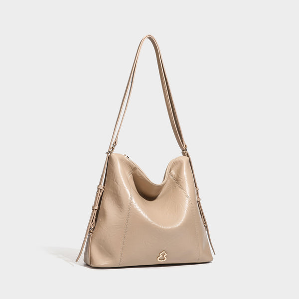 Große, lässig fallende Hobo-Schultertasche aus glänzendem Material in geknautschter Lederoptik mit goldfarbenen Beschlägen und langem verstellbarem Riemen