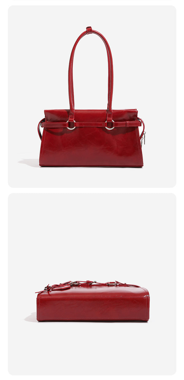 Glänzende, strukturierte rechteckige Schultertasche mit zwei Riemen, vorderem Riemen mit Gürtelschnalle, Herzanhänger und silberfarbenem