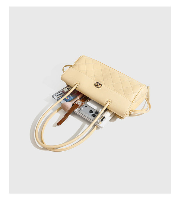 Strukturierte Schultertasche mit Rautensteppung, Überschlag und goldfarbenem Drehverschluss, abgerundeten Henkeln und seitlichen Kordelzügen
