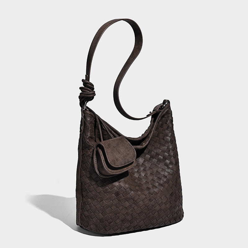 Weich fallende gewebte Hobo-Schultertasche mit Korbgeflecht-Textur, angesetztem Mini-Etui auf der Vorderseite und verstellbarem geknotetem Schulterriemen, Detailansicht