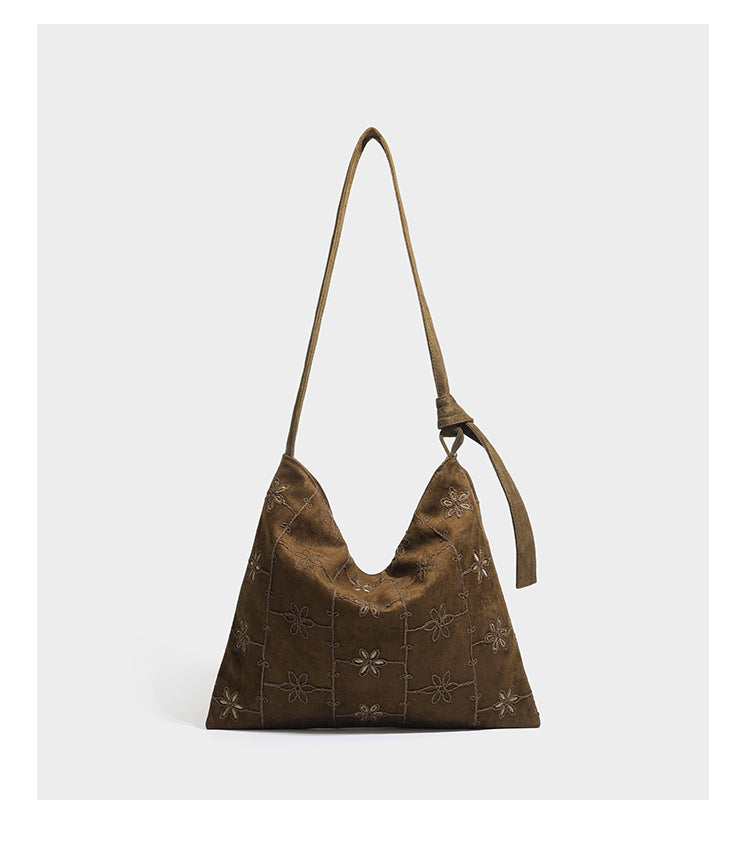 Lässige Hobo-Schultertasche in dunkelbrauner Velourslederoptik mit Ton-in-Ton-Blumenstickerei und langem, geknotetem Einzelriemen, Detailansicht