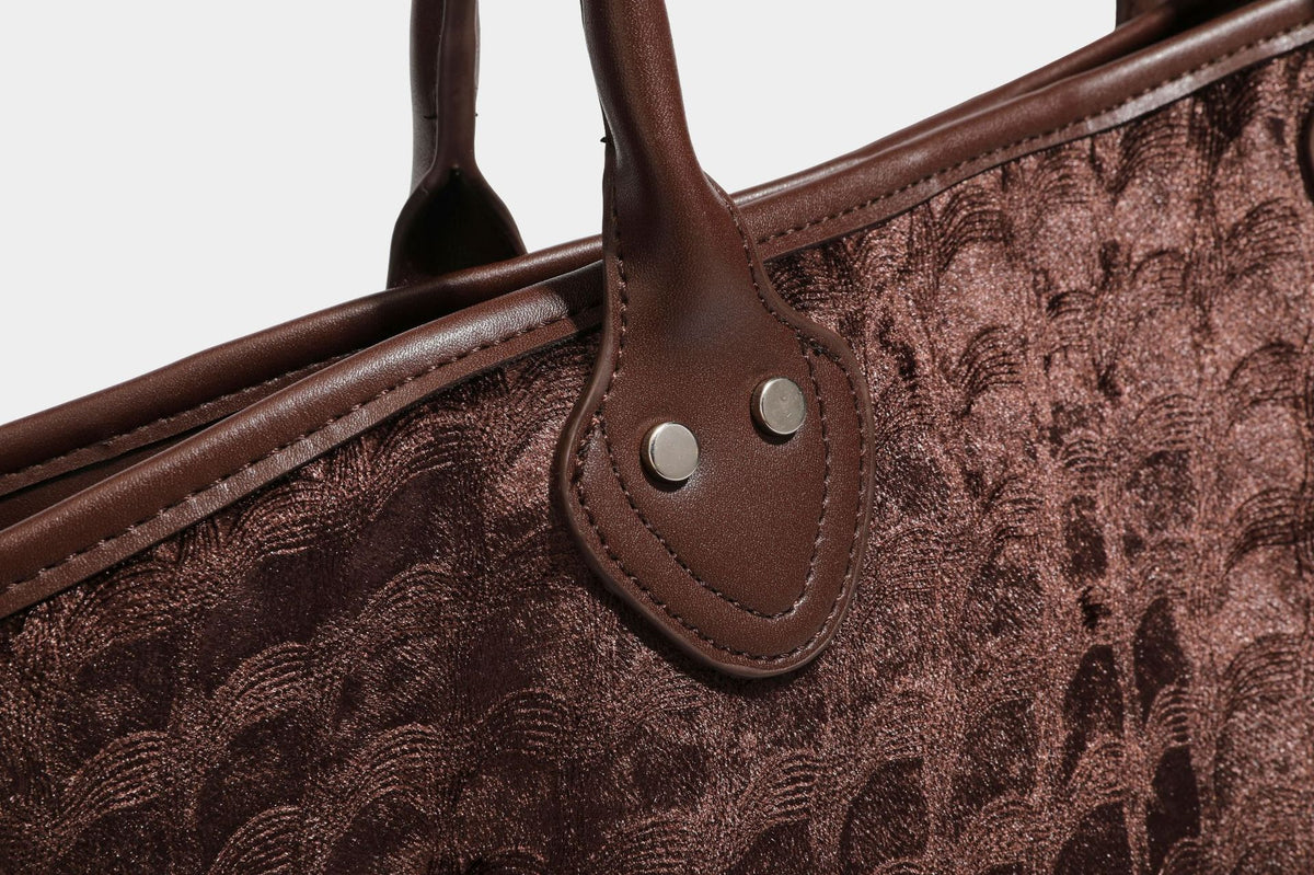 Shopper mit muschelartiger Prägung und samtartiger Haptik, abgerundeten Henkeln in Lederoptik und abnehmbarem Schulterriemen, Detailansicht 34
