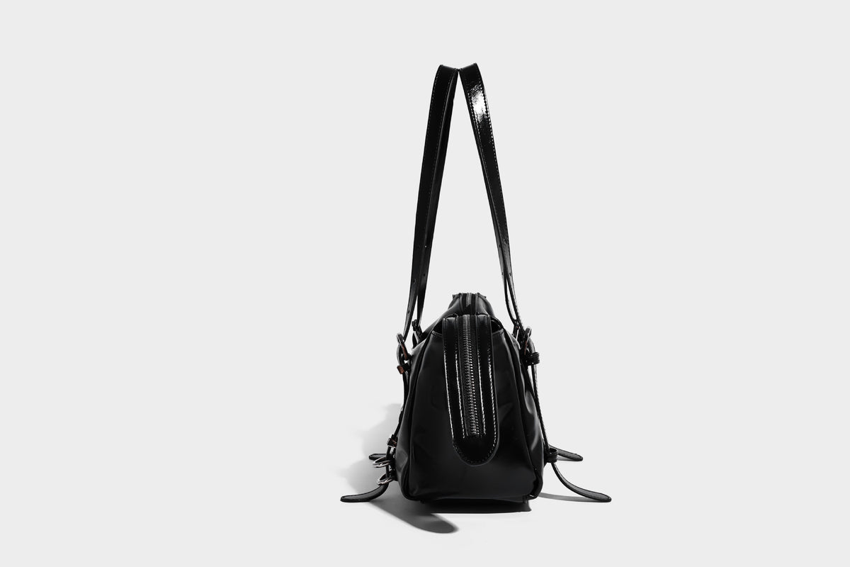 Glänzende, rechteckige Schultertasche mit Raffdetails, zwei verstellbaren Riemen, Reißverschluss oben und Schnallenbeschlägen in Silberoptik