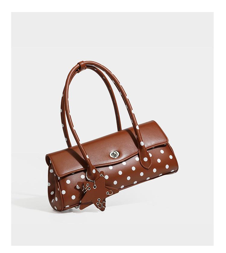 Strukturierte Baguette-Tasche mit Polka-Dot-Muster, glänzender Lederoptik, zwei Tragegriffen, silberfarbener Drehverschlussklappe und