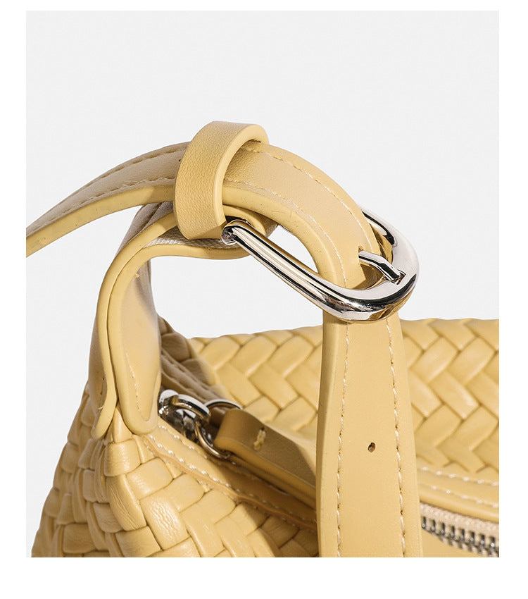 Kompakte gewebte Hobo-Schultertasche mit Reißverschluss oben, silberfarbenem Ringbeschlag und lederähnlicher Außenfläche mit Flechtstruktur, Detail