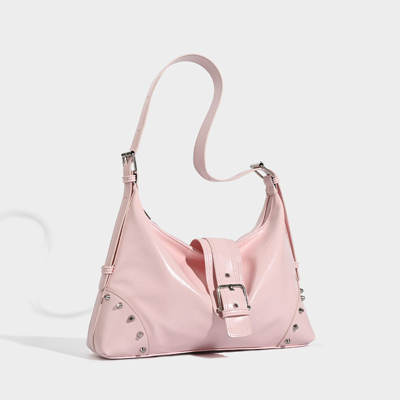 Glänzende Hobo-Schultertasche in Lederoptik mit silberfarbenen Pyramidennieten und dekorativem Riemen mit Schnalle in der Mitte, Detailansicht 3