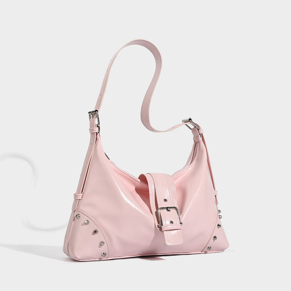 Glänzende Hobo-Schultertasche in Lederoptik mit silberfarbenen Pyramidennieten und dekorativem Riemen mit Schnalle in der Mitte, Detailansicht 3
