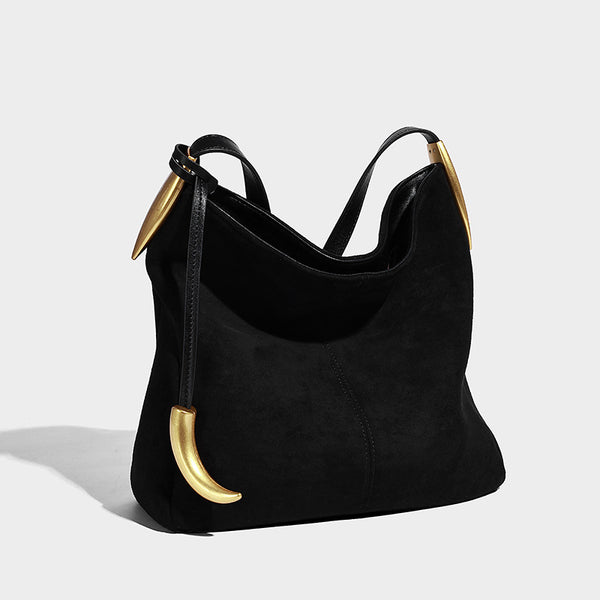 Weich fallende Hobo-Schultertasche in brauner matter Veloursleder-Optik mit goldfarbenen Halbmond-Beschlägen und schmalem Schulterriemen, Detailansicht