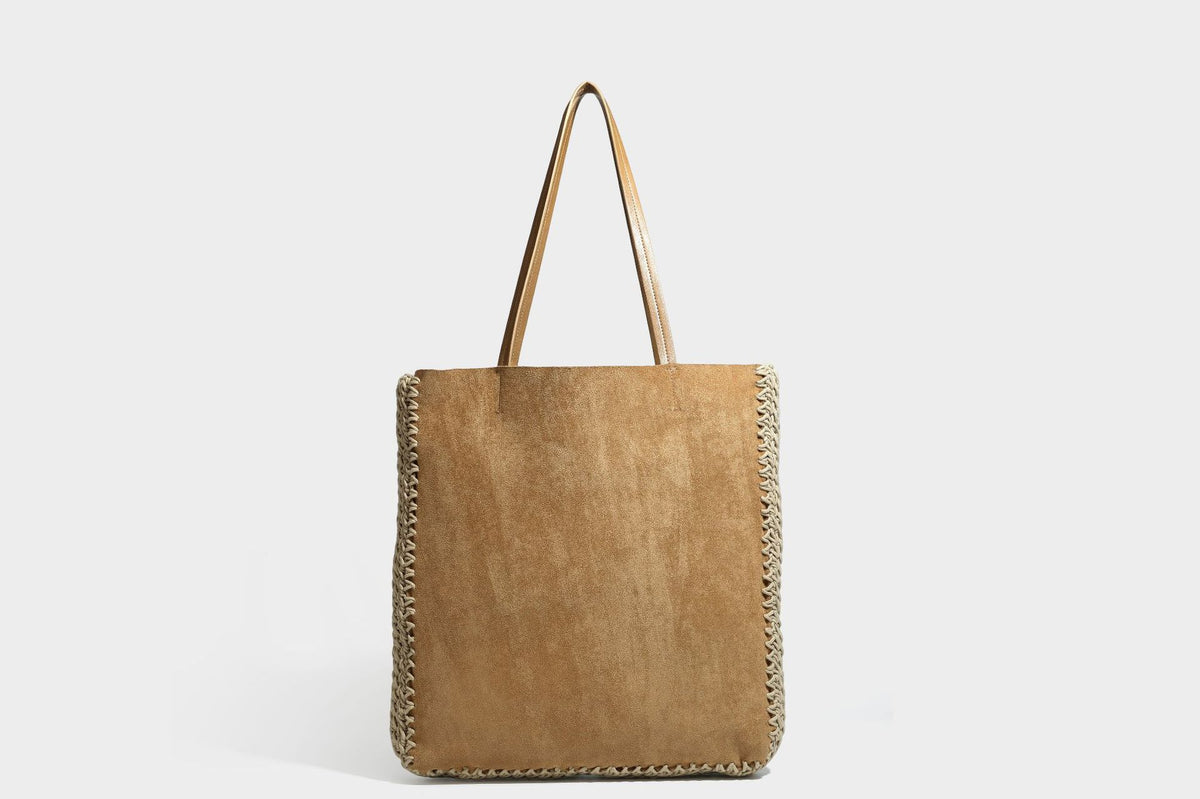 Große matte Tote-Bag in Veloursleder-Optik mit cremefarbenem Randbesatz aus gehäkelter Kordel, langen schmalen Schulterriemen und kleinem abnehmbarem, passendem