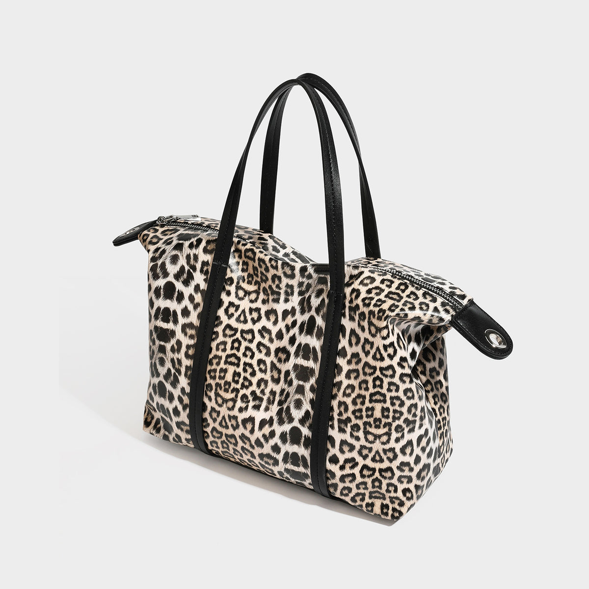 Glänzende Tote-Bag in Lederoptik mit Leopardenmuster, schwarzer Einfassung, Reißverschluss und zwei Schulterhenkeln, Detailansicht 6