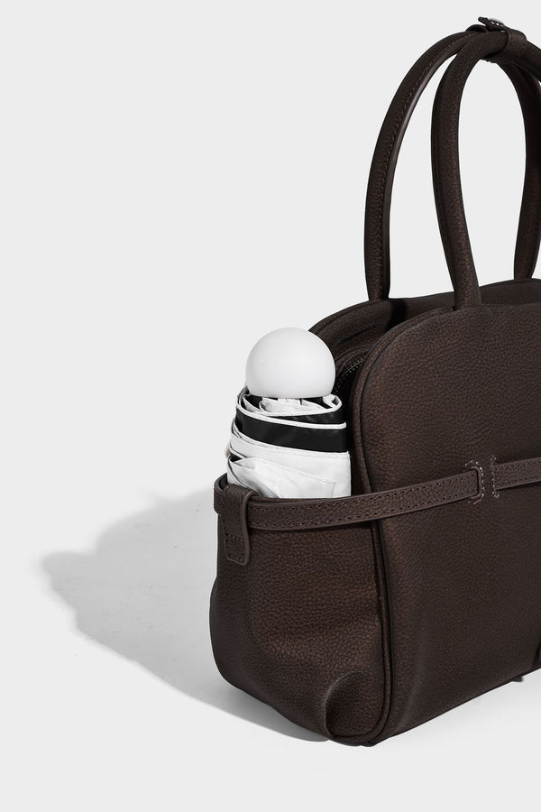 Strukturierte, matt genarbte Henkeltasche mit umlaufendem Riemen mit Ringbeschlägen, zwei Tragegriffen und abnehmbarem Crossbody-Riemen
