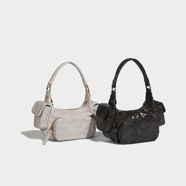 Lässig fallende Schultertasche mit mehreren Fächern in Lederoptik, Used-Finish, vorderer Reißverschlusstasche, seitlichen Pattentaschen und goldfarbenen