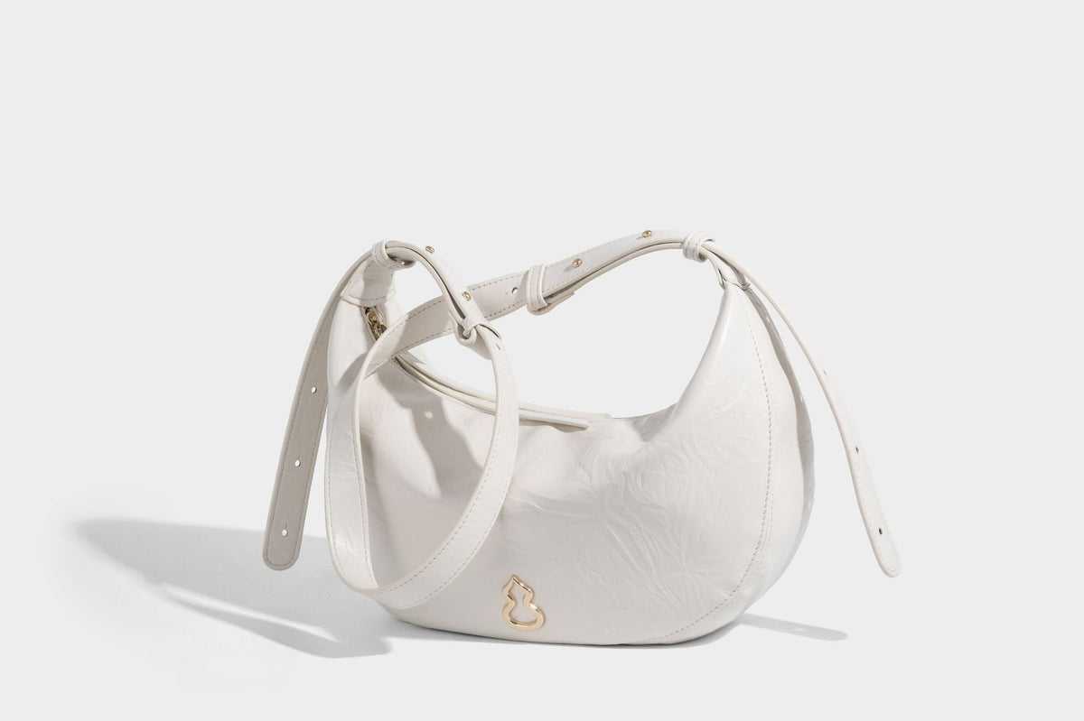 Glänzende, gekräuselte Halbmond-Schultertasche mit goldfarbenen Emblem-Beschlägen und verstellbarem Riemen, Detailansicht 23