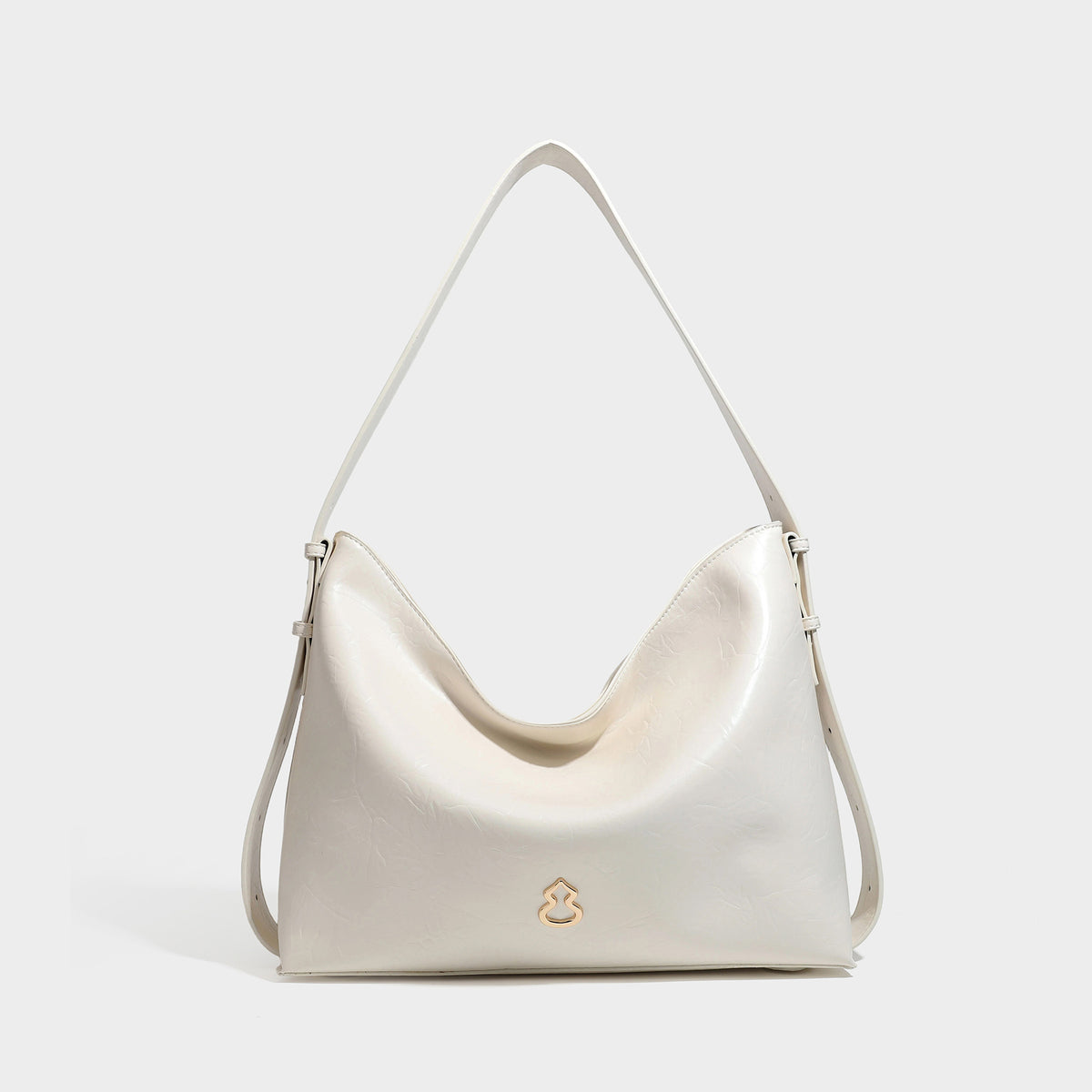Lässig-sackförmige Hobo-Schultertasche mit offenem oberen Rand in glänzender karamellfarbener Lederoptik, goldfarbenen Logo-Beschlägen und langem verstellbarem