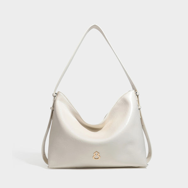 Lässig-sackförmige Hobo-Schultertasche mit offenem oberen Rand in glänzender karamellfarbener Lederoptik, goldfarbenen Logo-Beschlägen und langem verstellbarem