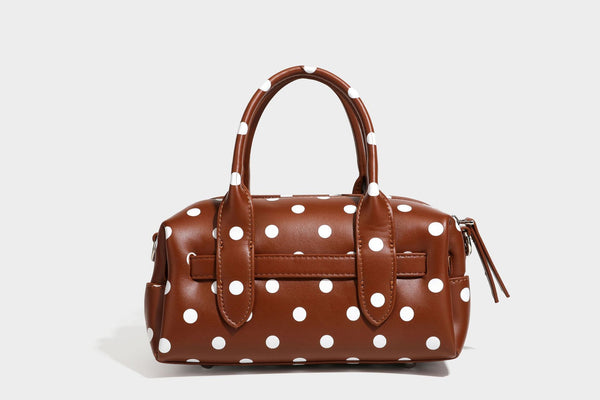 Kleine, strukturierte Mini-Henkeltasche mit Polka-Dot-Muster, Sternanhänger, Schnallriemen-Detail auf der Vorderseite, zwei Henkeln und abnehmbarem