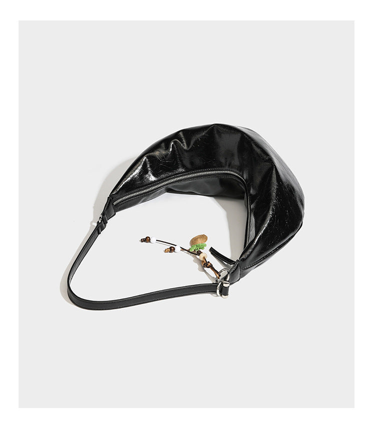 Lässig fallende Hobo-Schultertasche in Halbmondform mit glänzender, geknautschter Lederoptik, schmalem Riemen, silberfarbenen Ringbeschlägen und